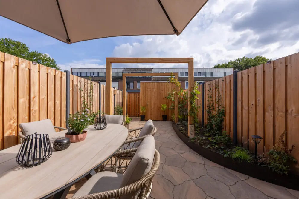 Tuinaanleg met pergola en terras