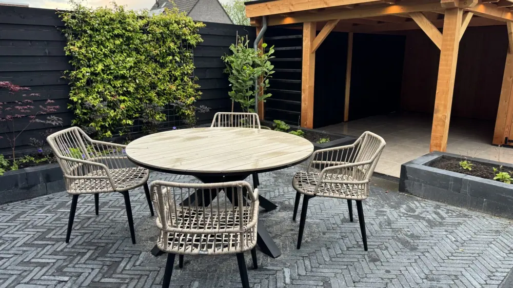 Vernieuwd terras met overkapping