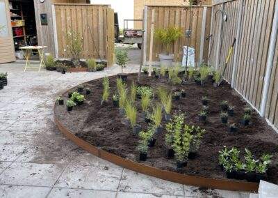 Aanleg cortenstaal borders met beplanting