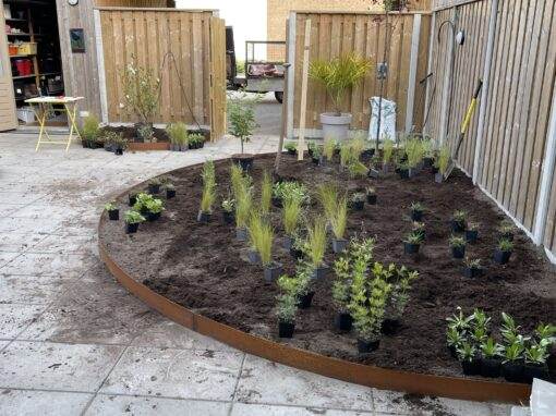 Aanleg cortenstaal borders met beplanting